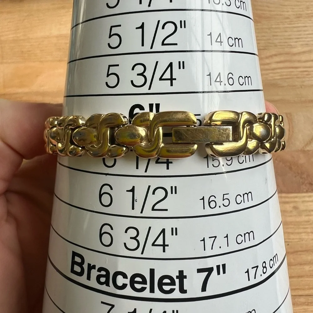 Caravelle by Bulova ladies oval gold tone dress watch NEW BATTERY